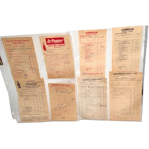 Op de afbeelding: Een verzameling vintage bonnen en facturen, waaronder Pepsi-Cola, Dr. Pepper, Coca-Cola en Sunbeam Bread. De documenten bevinden zich in een doorzichtige plastic hoes, met handgeschreven details en bedrijfslogo's.