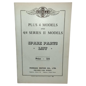 Puede incluir: Una lista de repuestos vintage para los modelos Morgan Plus 4 y 4/4 Series II. La portada presenta el logotipo de Morgan con alas y texto. El texto incluye "SPARE PARTS LIST" y "Price - 2/6".