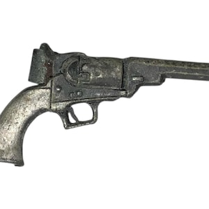 Op de afbeelding: Een gedetailleerd speelgoedpistool in antieke stijl met een zilveren afwerking. Het speelgoedpistool heeft een gebogen handvat, trekker en een lange loop. Het algehele ontwerp suggereert een vintage of historisch thema.