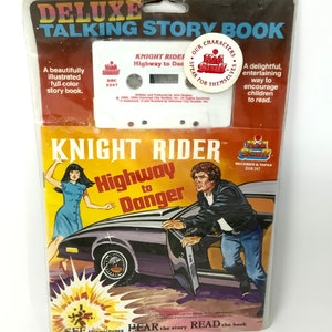 Puede incluir: Un libro de cuentos parlantes "Knight Rider" Deluxe vintage, con una cinta de cassette y una colorida portada ilustrada. La portada muestra un coche y personajes de la serie. Incluye el texto "Highway to Danger".