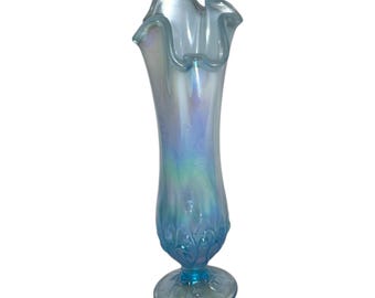 Jarrón antiguo de cristal artístico Fenton con diseño de lirio de valle azul iridiscente.