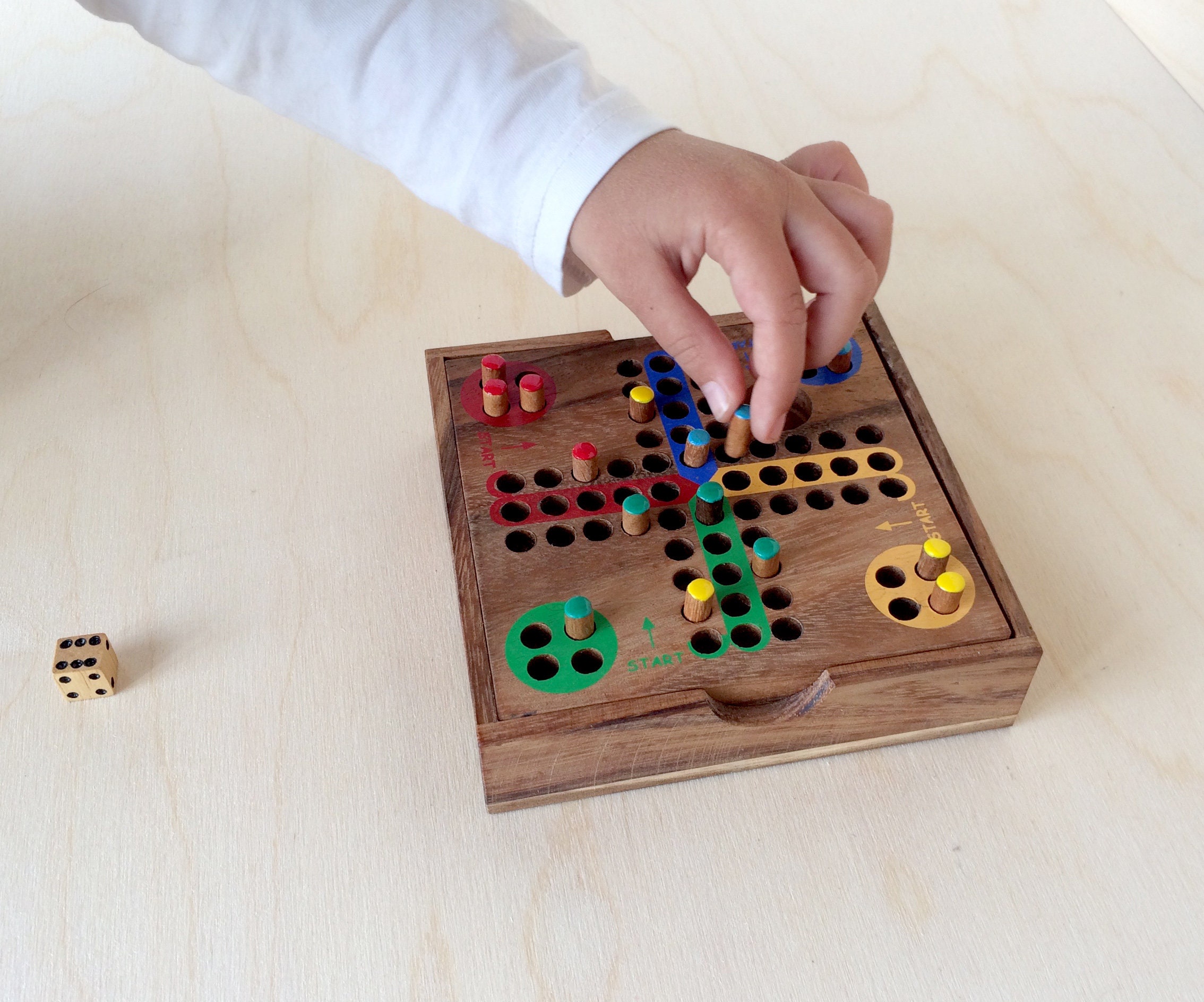 Ludo Jeu de plateau bois - Roi - Avec des joueurs en bois, Jeux