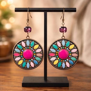 Puede incluir: Un letrero de madera rústico con el texto "Welcome to our home" en letras blancas. El letrero presenta un acabado envejecido y un diseño simple y acogedor, ideal para la decoración de la puerta principal.