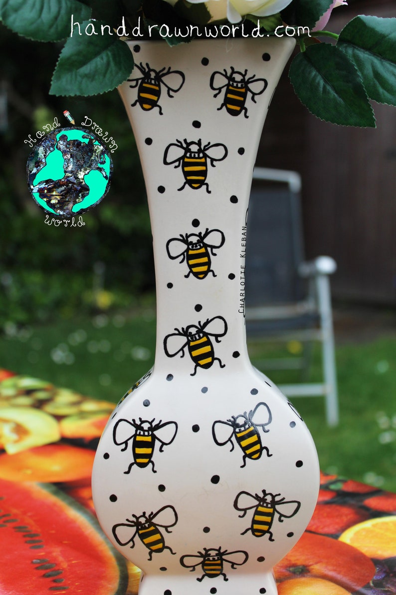 Hand drawn vase, gardening lovers, bee lovers, gardening, flower lovers, home decor, Mother's Day gifts