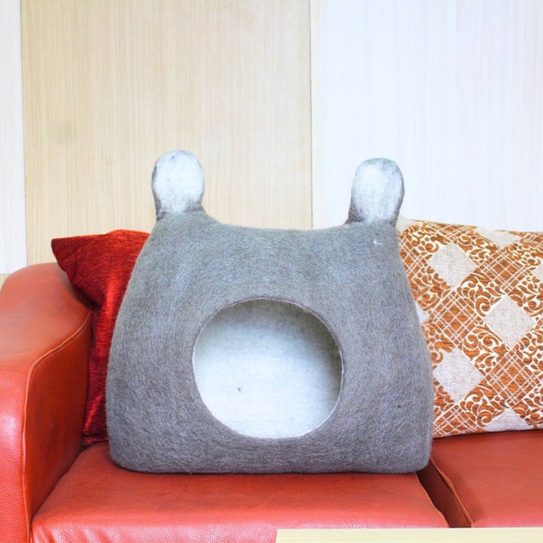 Gray Cat Bed with Ears| Wool Felted Cat Cave for your Kitty's Comfort| Handmade Cat House: Cozy Hideaway!