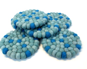 Kleurrijke blauw getinte wollen ballen onderzetters | Handgemaakte ronde onderzetters voor je cup - 10 cm