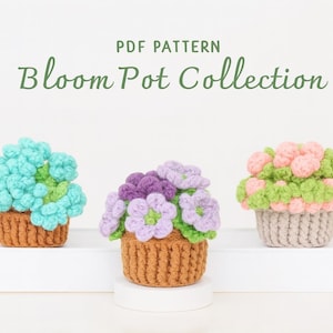 Op de afbeelding: Drie gehaakte bloempotontwerpen uit de Bloom Pot Collection. De potten hebben blauwe, paarse en roze bloemen, elk in een ander kleurenschema. De tekst "PDF PATTERN Bloom Pot Collection" staat bovenaan.