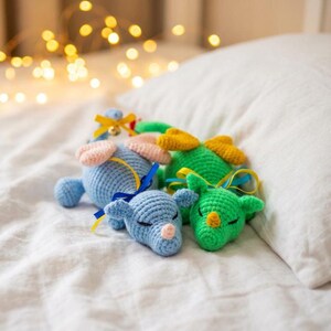 Dragón de peluche durmiendo a crochet (patrón PDF)