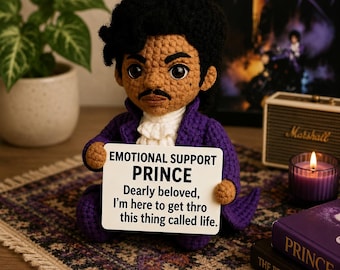 Muñeco de amigurumi de príncipe hecho a mano, inspirado en la música (artículo físico)
