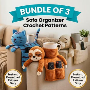 Puede incluir: Un conjunto de tres patrones de ganchillo para organizadores de sofá. Los organizadores tienen forma de gato azul, perezoso naranja y perro beige. Cada uno tiene bolsillos para mandos a distancia y un portavasos. El texto "BUNDLE OF 3 Sofa Organizer Crochet Patterns" está en la parte superior.