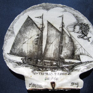 Puede incluir: Un dibujo en blanco y negro de un velero llamado "Stephen Taber" en una concha blanca. La concha está decorada con las palabras "Maine" y "2004".