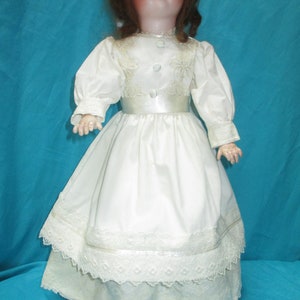 attractive creamy /ivory dress for 23-24 inch doll W vintage  larger  lace trim.