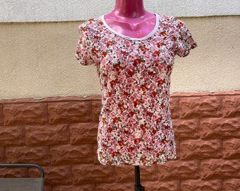 Colorful floral tshirt , size M-L stretchy