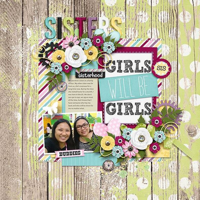 Puede incluir: Una p&aacute;gina de &aacute;lbum de recortes con un fondo de madera y un patr&oacute;n de lunares verde y blanco. La p&aacute;gina presenta una foto de dos hermanas, un t&iacute;tulo que dice "Hermanas", y el texto "Las chicas siempre ser&aacute;n chicas". La p&aacute;gina est&aacute; decorada con flores, engranajes y otros adornos.