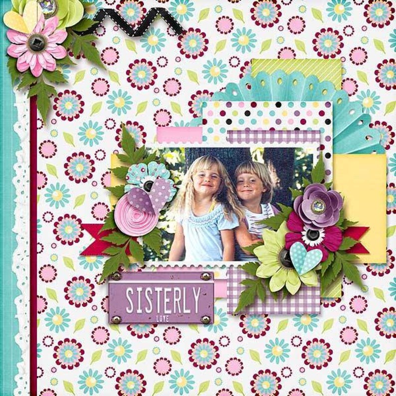 Puede incluir: Una p&aacute;gina de &aacute;lbum de recortes con una foto de dos chicas, decorada con flores, cintas y un letrero que dice "Amor fraternal".