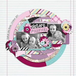 Puede incluir: Una p&aacute;gina de &aacute;lbum de recortes con una foto en blanco y negro de dos hermanas. La p&aacute;gina est&aacute; decorada con papel estampado rosa, morado y azul, flores y el texto "sisters forever".