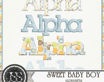 Pode incluir: Um conjunto de três letras do alfabeto, "Alpha", em estilos diferentes. As letras são decoradas com um padrão de patchwork em azul, amarelo e marrom. O texto "Sweet Baby Boy Alphabets" está na parte inferior da imagem.