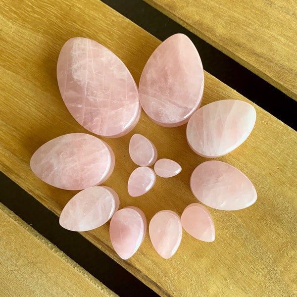 PAR de hermosos tapones de piedra orgánica de cuarzo rosa en forma de lágrima - ¡Calibres de 0 g a 38 mm disponibles!