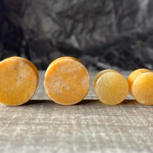 Par de dilatadores únicos de piedra orgánica birmana amarilla: ¡disponibles en calibres desde 6g (4 mm) hasta 1" (25 mm)!