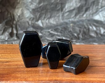PAR de tapones de piedra de doble abocinamiento de obsidiana negra orgánica con forma de ataúd únicos: ¡calibres disponibles de 2 g (6 mm) a 1" (25 mm)!