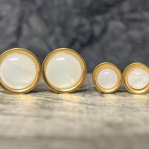 PAIR of Stunning Synthetic White Pearl Gold Steel Screw Fit Tunnels/Plugs