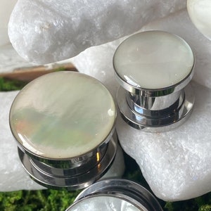PAIR of Stunning Mother of Pearl Surgical Steel Screw Fit Tunnels/Plugs