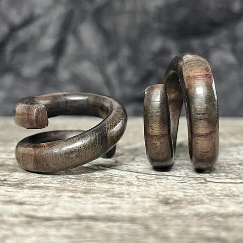 PAIRE de superbes bouchons organiques en spirale décalée en bois Sono marron - Jauges 6 g (4 mm) jusqu'à 00" (10 mm) disponibles !