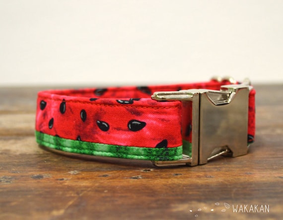 Watermelon dog collar. Adjustable and handmade with 100% cotton fabric. Fruity pattern in two fabrics, summer style Wakakan