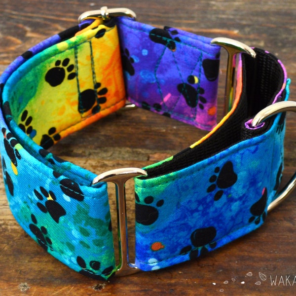 Collar para perro Martingale modelo Groovy Dog. Ajustable y hecho a mano con tela 100% algodón. Arcoiris, huellas perro hippie. Wakakán