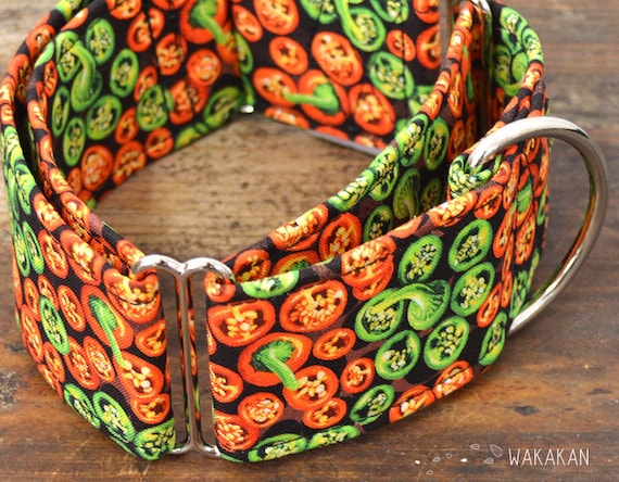 Martingale dog collar model Jalapeno. Adjustable and handmade with 100% cotton fabric. Chili, peppers Wakakan