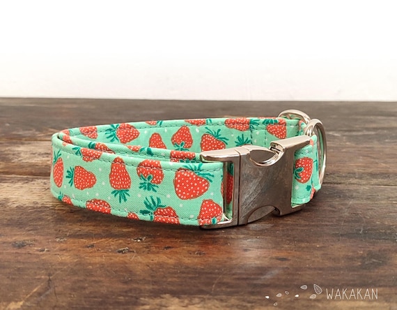 Sweet Strawberries dog collar, adjustable. Handmade with 100% cotton fabric. Summer pattern, strawberry. Wakakan
