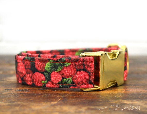 Raspberries dog collar. Adjustable and handmade with 100% cotton fabric. Fruity Wakakan