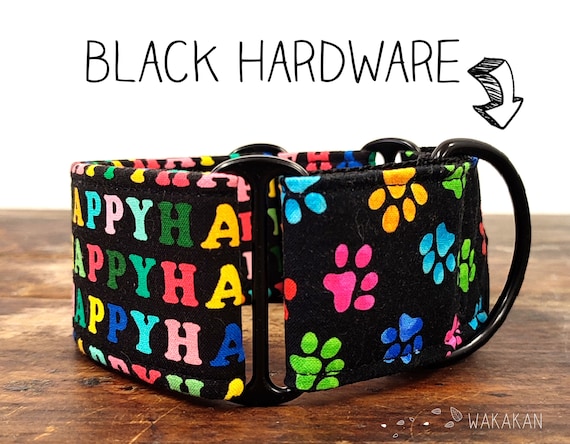 Martingale dog collar model Happy Dog. Adjustable and handmade with 100% cotton fabric. Rainbow letters and paw prints. Wakakan