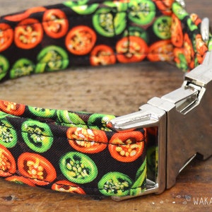 Jalapeno dog collar. Adjustable and handmade with 100% cotton fabric. Green and red chilis, spicy Wakakan