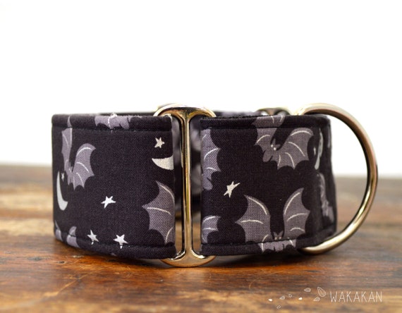 Martingale dog collar model Moonchild. Adjustable and handmade with 100% cotton fabric. Bats and silver moons. Wakakan