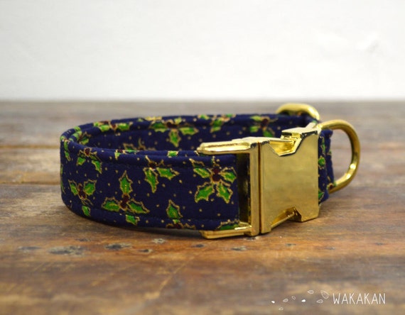 Holly Tree dog collar. Adjustable and handmade with 100% cotton fabric. Christmas winter style. Gold dots and leaves. Wakakan