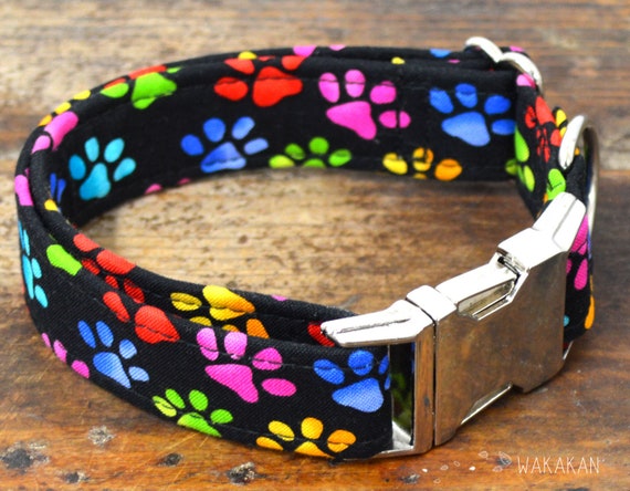 Paws dog collar adjustable. Handmade with 100% cotton fabric. Rainbow paws in black background. Wakakan