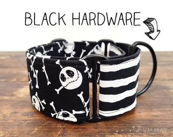 Coleira Martingale para Cachorro HalloweenTown. Ajustável e feita à mão, 100% algodão. Pesadelo, Halloween, caveira, listras. Wakakan