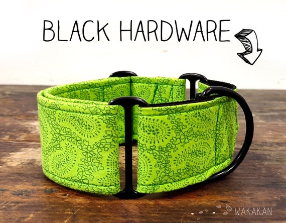 Martingale dog collar model Green Parsley. Adjustable and handmade with 100% cotton fabric. Bandana design. Wakakan