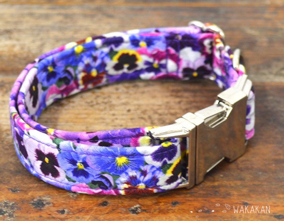 Dream On dog collar adjustable. Handmade with 100% cotton fabric. Flower pattern, purple pansy. Wakakan