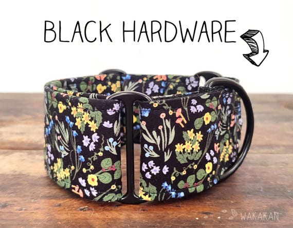 Martingale dog collar model Secret Pond. Adjustable and handmade with 100% cotton fabric. Mushroomcore, mushrooms, woods Wakakan