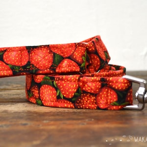 Leash for dog model Strawberries. Handmade with 100% cotton fabric and webbing. Two width available. Wakakan