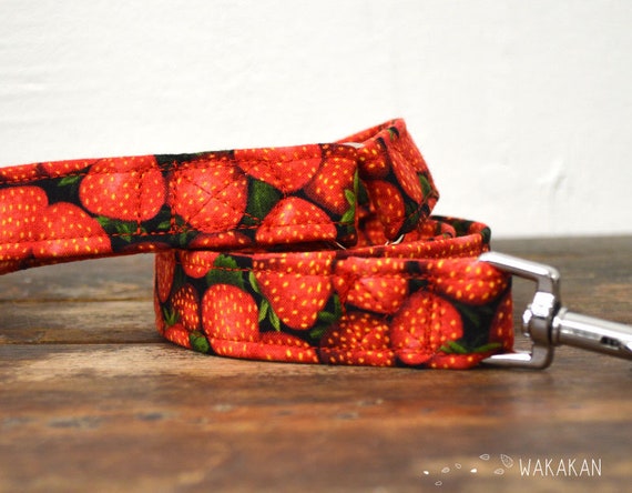 Leash for dog model Strawberries. Handmade with 100% cotton fabric and webbing. Two width available. Wakakan