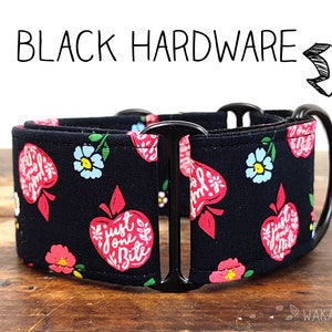 Puede incluir: Un collar de perro negro con un estampado de manzanas rojas y blancas con el texto "Just One Bite". El collar tiene herrajes negros.