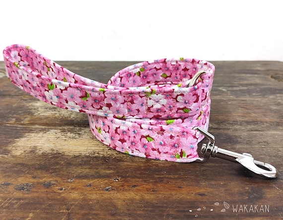 Dog leash: Pink Petals. Handmade with 100% cotton fabric and webbing. Two width available. Wakakan
