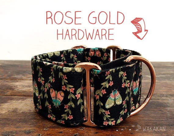 Martingale dog collar model Moths. Adjustable and handmade with 100% cotton fabric. Witchcore, cottagecore, flowers. Wakakan