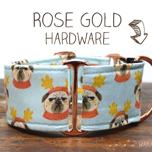 Könnte beinhalten: Ein hellblaues Hundehalsband mit einem Rentier-Mops-Muster und roségoldenen Beschlägen. Das Halsband hat einen Schnallenverschluss und einen D-Ring zum Anbringen einer Leine.