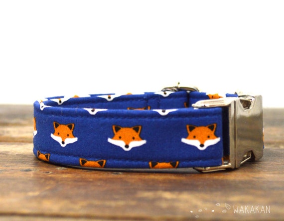 Little Foxes dog collar adjustable. Handmade with 100% cotton fabric. Foxes faces in blue background Wakakan