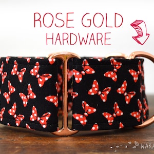 Könnte beinhalten: Schwarzes Hundehalsband mit einem Muster aus roten Schleifen mit weißen Punkten. Das Halsband hat roségoldfarbene Beschläge. Der Text "ROSE GOLD HARDWARE" ist im Bild zu sehen.