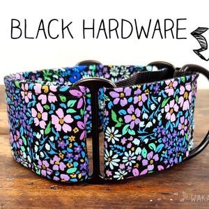 Martingale dog collar model Secret Garden. Adjustable and handmade with 100% cotton fabric. Witchcore, purple flowers, metallic. Wakakan